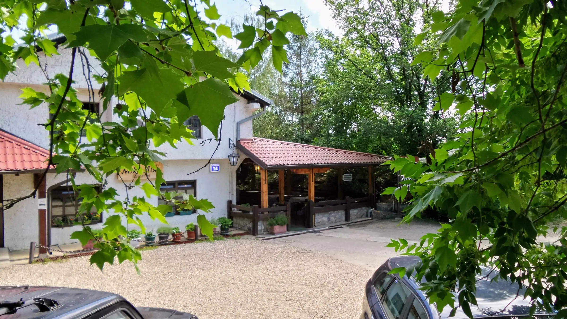 Restoran Mika Alas u zelenilu na obali Save