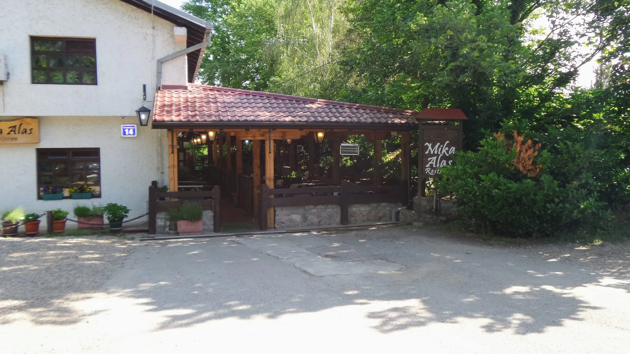 Ulaz u restoran i natkrivena terasa