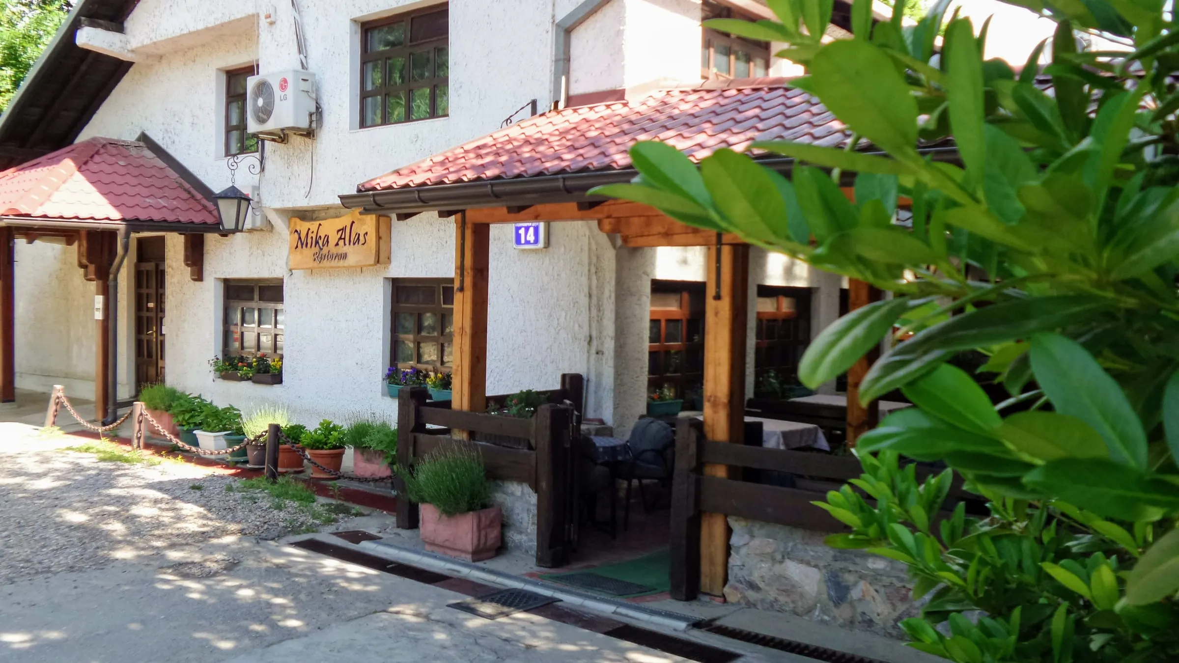 Ulaz sa kućnim brojem 14