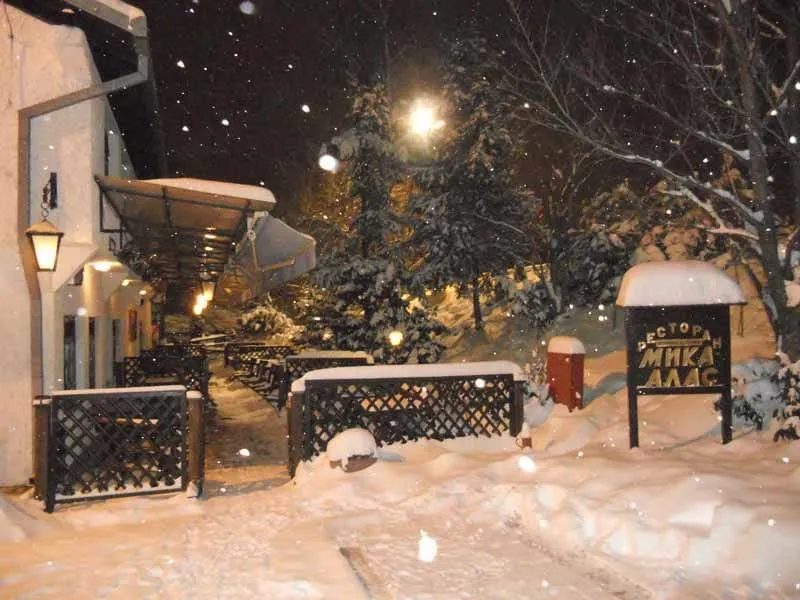 Zasnežen ulaz u restoran noću