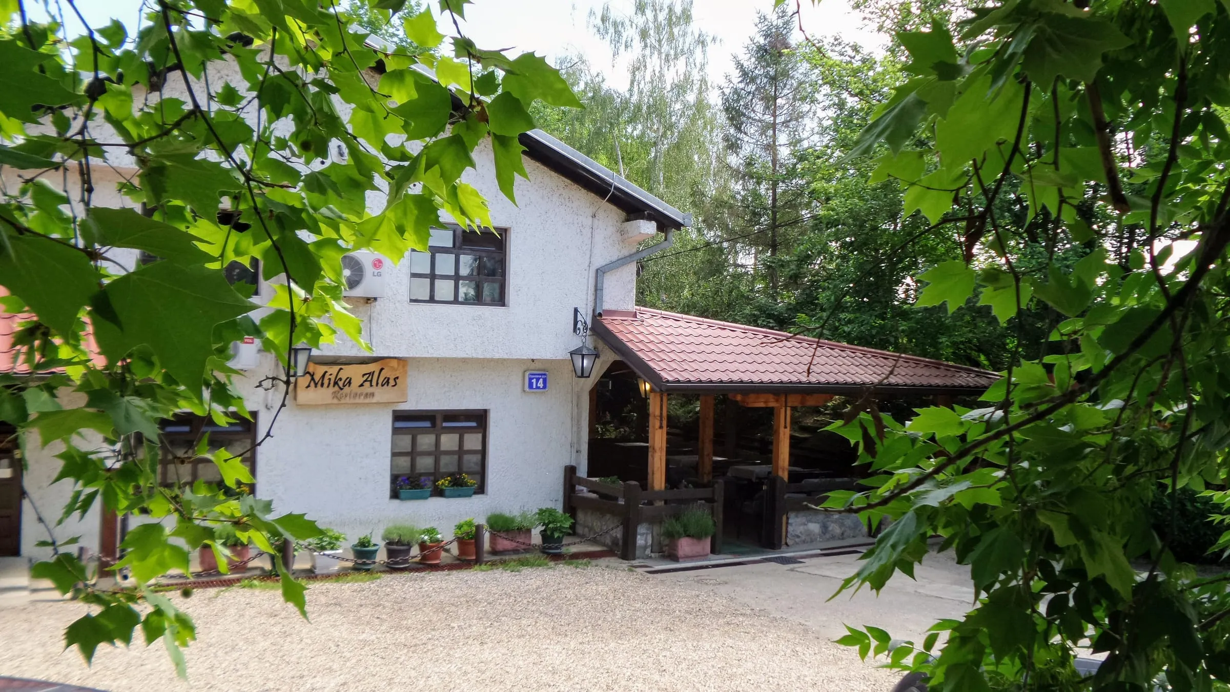 Kuća restorana u zelenilu