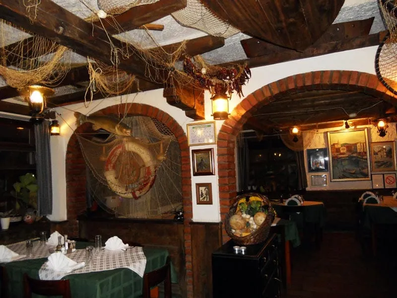 Sala uveče, lukovi i mreže