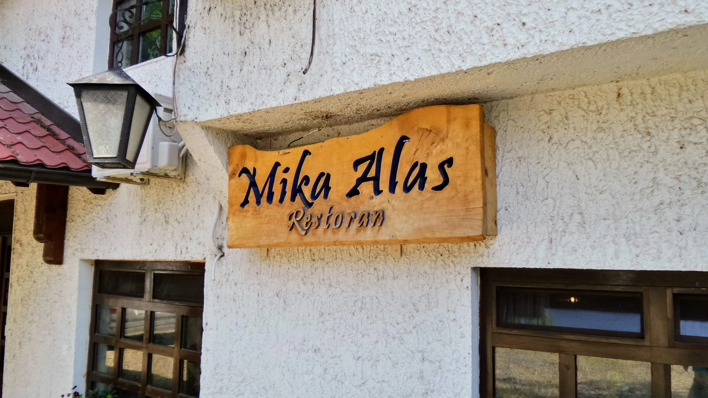 Natpis Mika Alas Restoran na fasadi