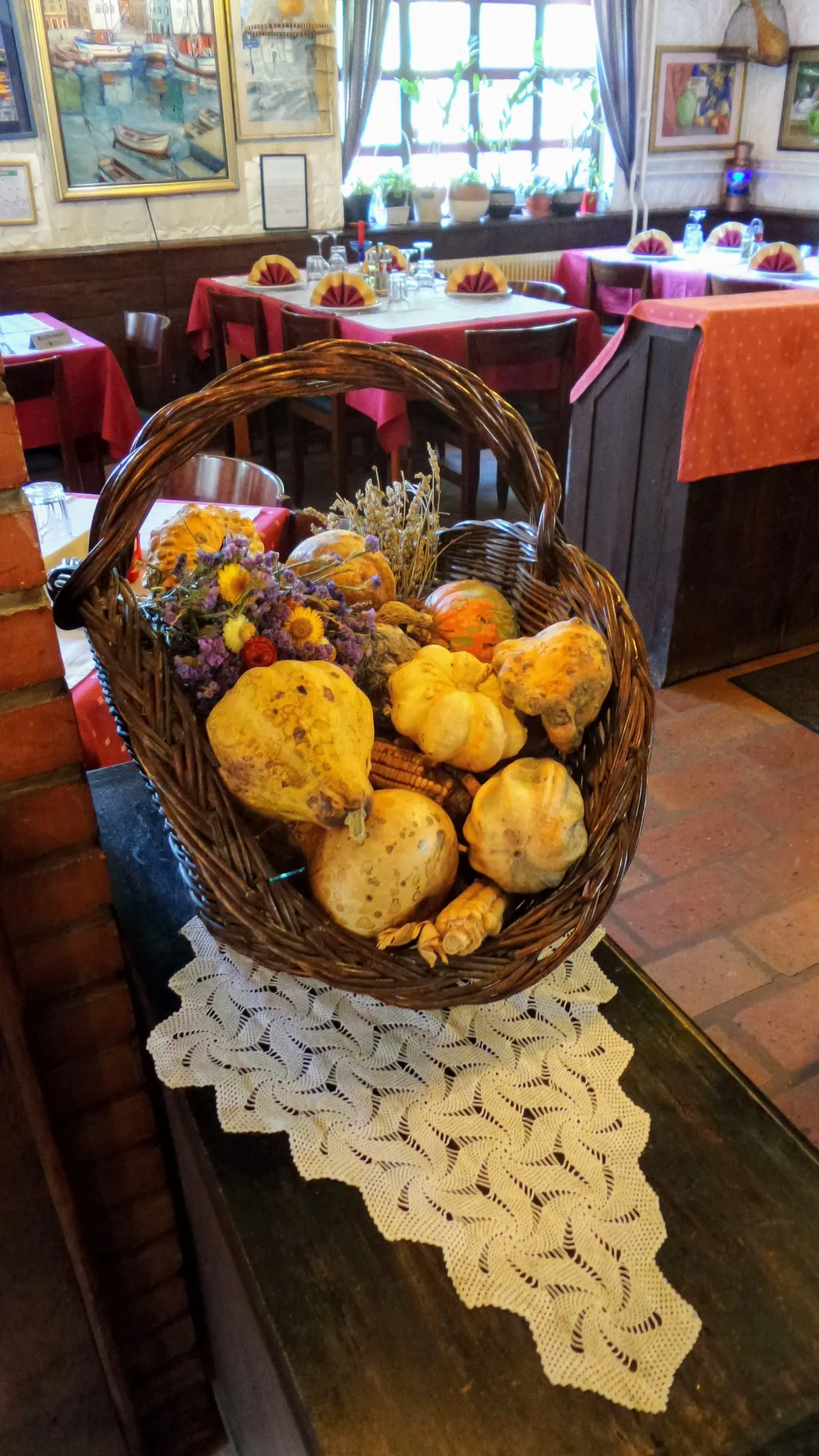 Korpa sa plodovima na stolu