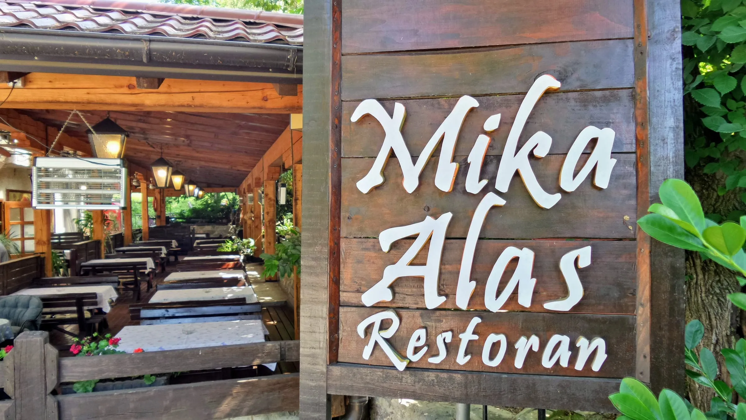 Drvena tabla Mika Alas Restoran ispred terase