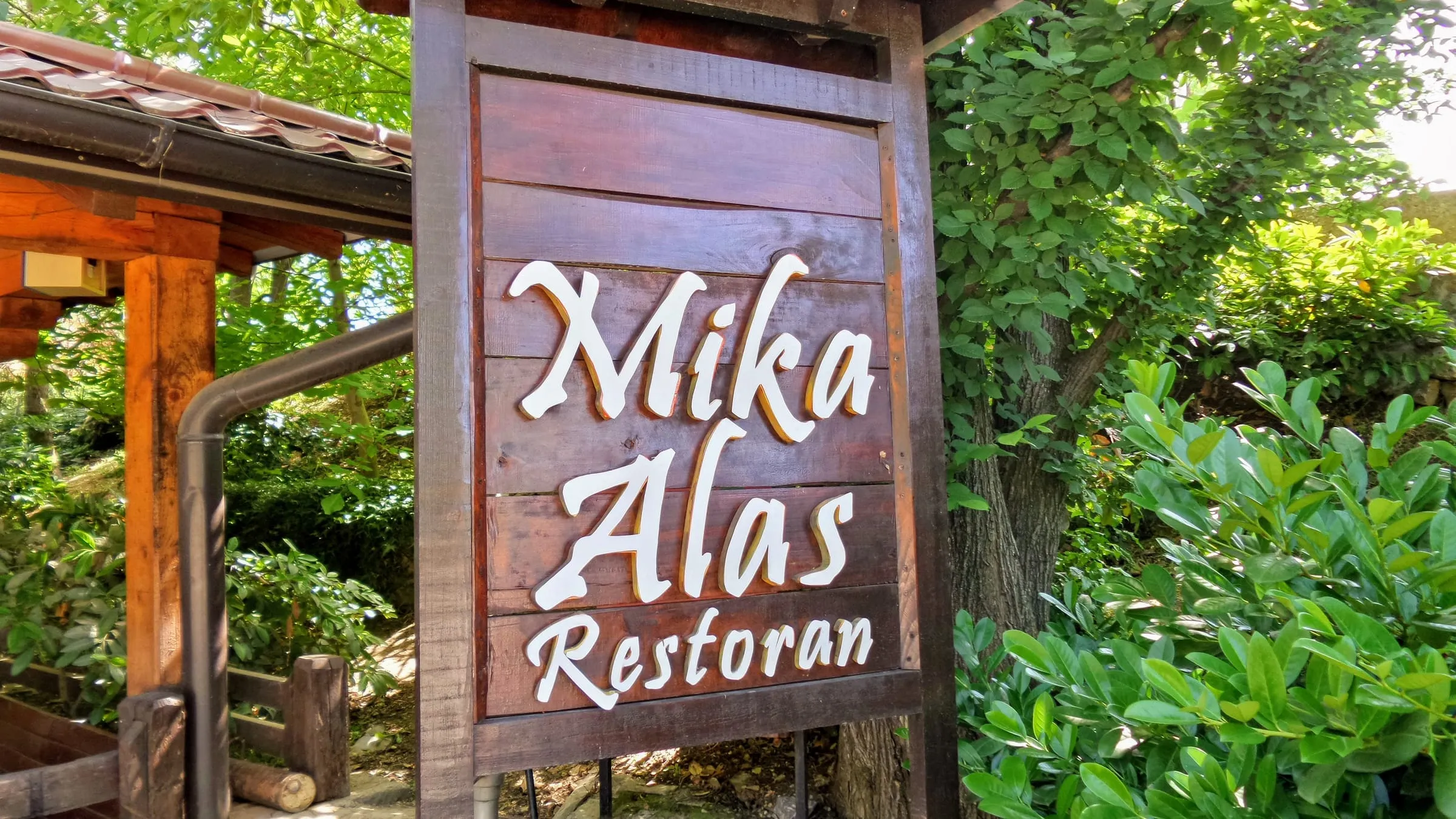 Drvena tabla Mika Alas Restoran u zelenilu